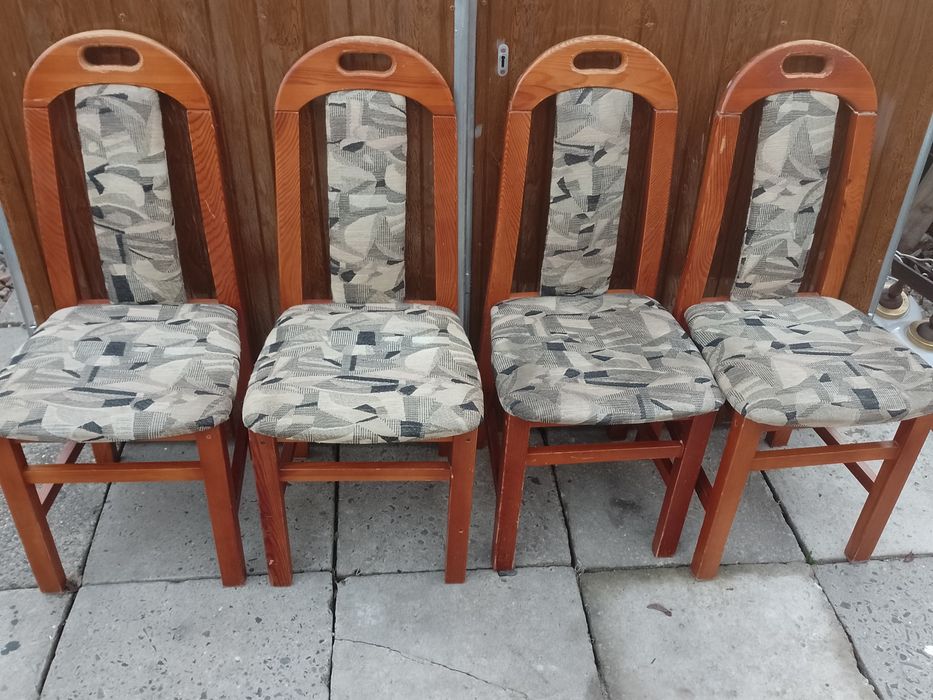 Sprzedam cztery drewniane krzesła plus dwa gratis.