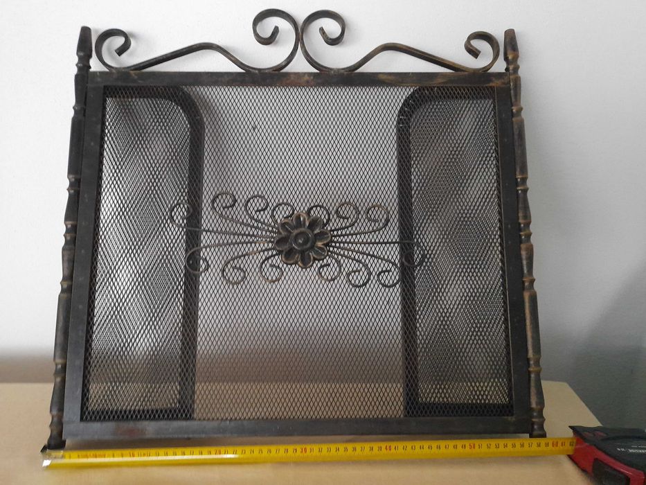 Proteção de lareira. Grade com acessórios/utensílios em ferro forjado