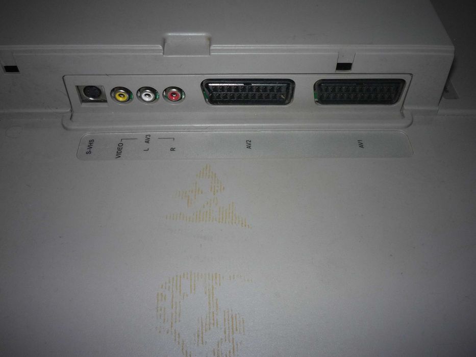 TV Crown 32" restaurada e a funcionar perfeitamente, com comando