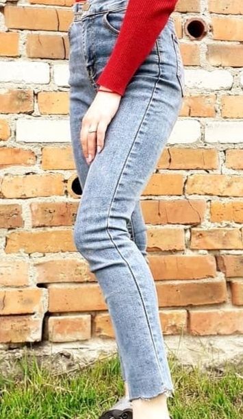 Джинси світло-синього кольору