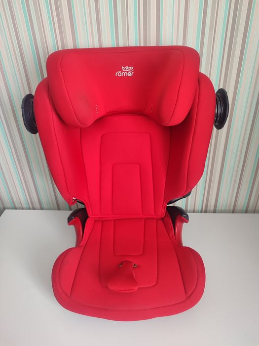 Автокрісло Britax Römer KIDFIX2 S ЧЕРВОНЕ або СИНЄ