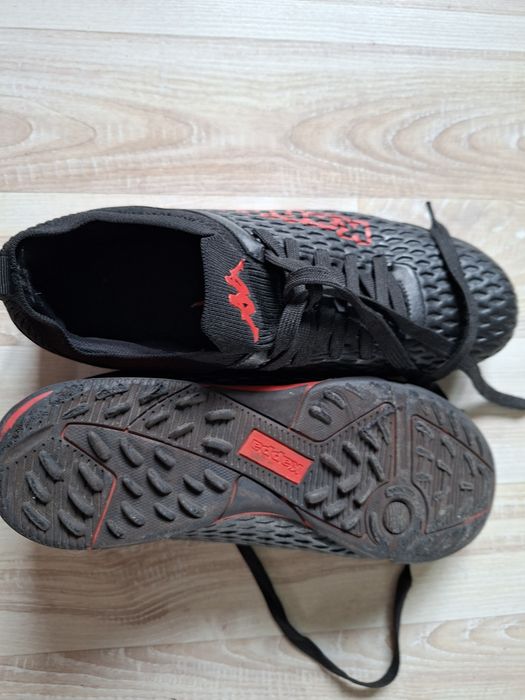 Buty halowe Kappa roz. 42 czarno-czerwone, stan idealny