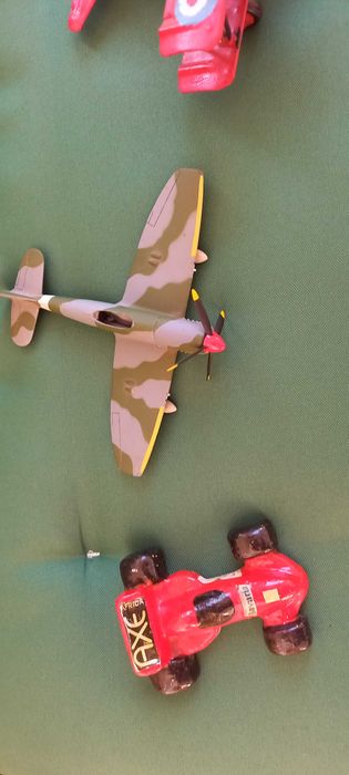Avião de latão ,avião combate metal e carro F1