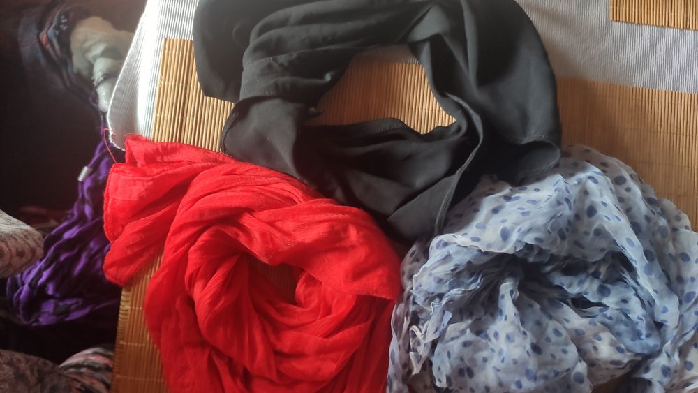 Trzy szaliczki czarny,czerwony,i w kropki niebieskie