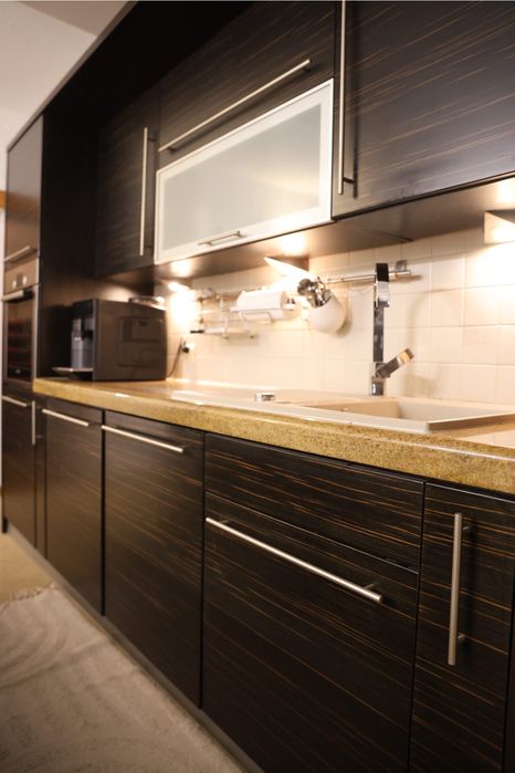 Kuchnia wraz z blatem granitowym i sprzętami