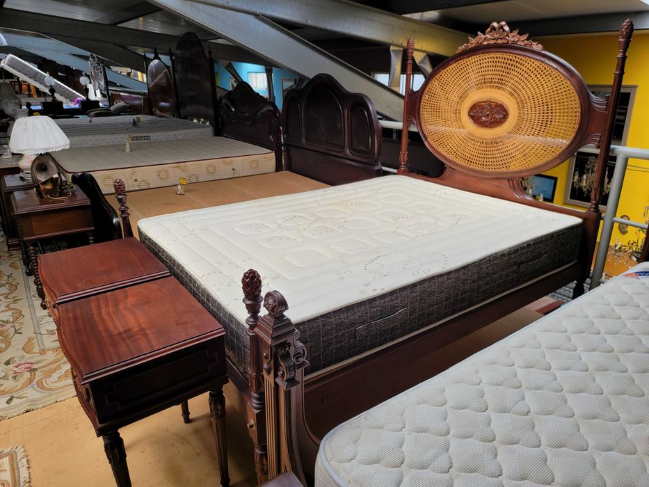 Cama antiga com cabeceira em palhinha mais estrado e colchão - Muito