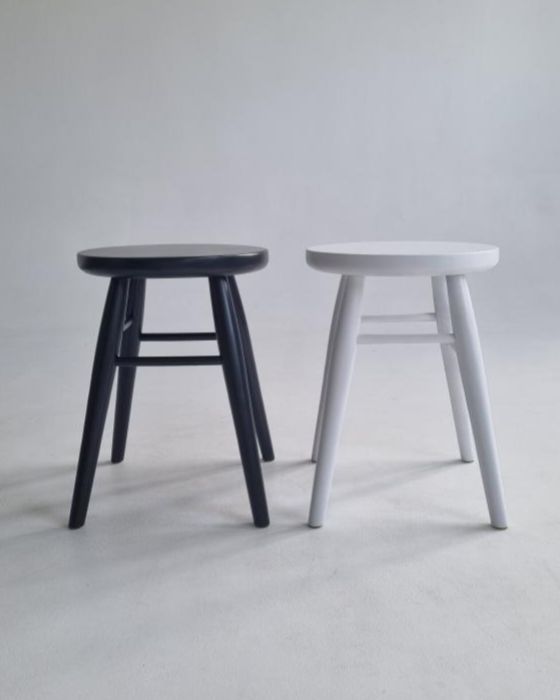 Деревяний табурет, стілець. Столики для кафе