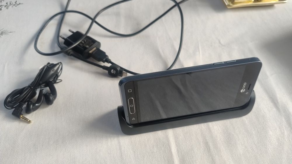Telefon dla seniora, prosty smartfon Doro 8035