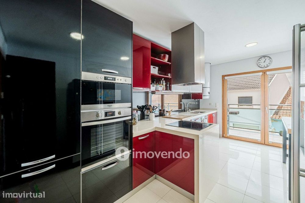Apartamento T2 moderno, com garagem e varanda, no Milharado