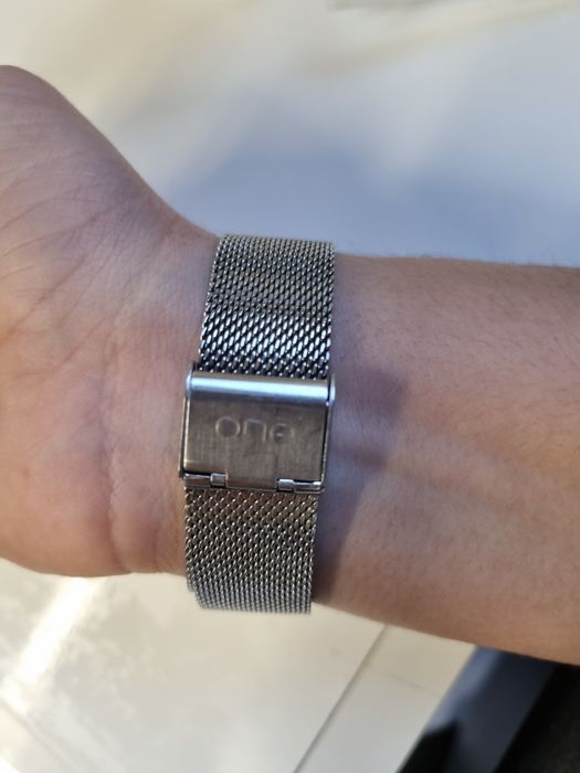Relógio ONE prateado resistente á água