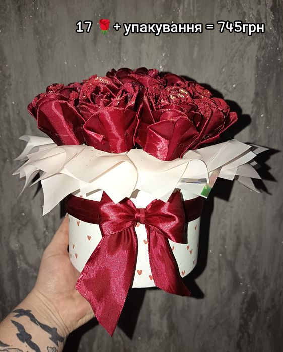 Букетик в коробці з атласних стрічок