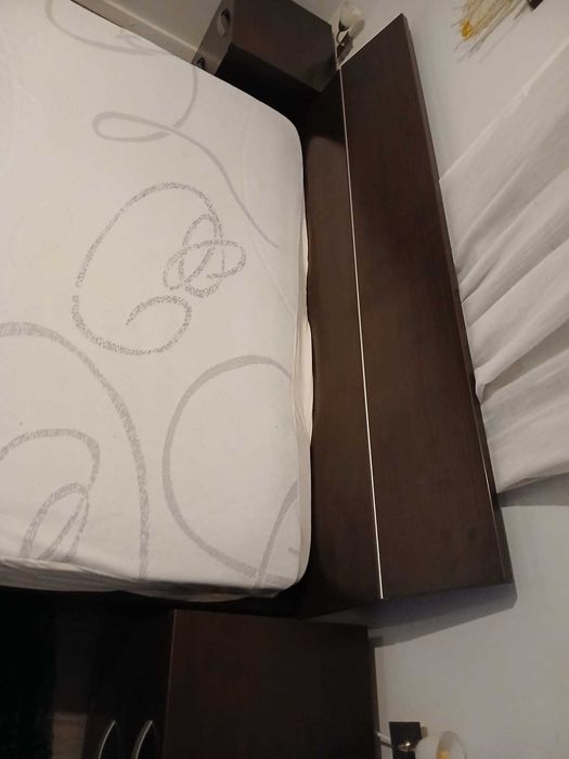Cama de casal + 2 mesas de cabeceira