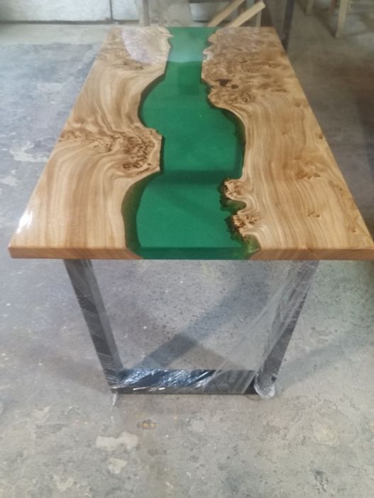 Стіл з епоксидної смоли. Меблі під замовлення.