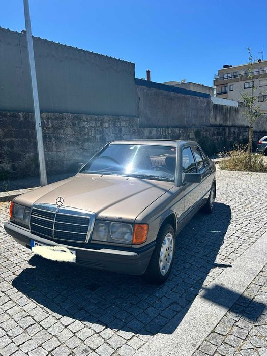 Mercedes-Benz 190D 2.5 W201 com teto de abrir elétrico