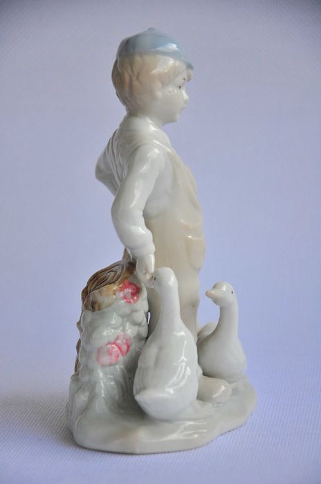 figurka chłopiec sygnatura