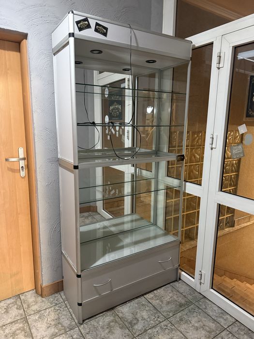 Szafka szklana podświetlana