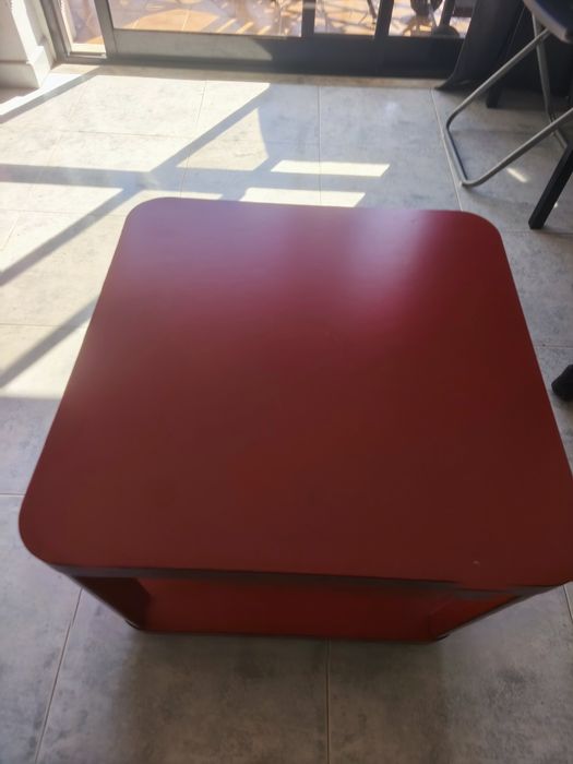 Mesa de apoio IKEA TINGBY vermelha com rodas