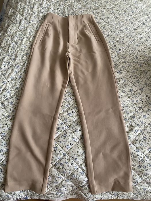 Нові класичні, сучасного крою брюки на дівчину.