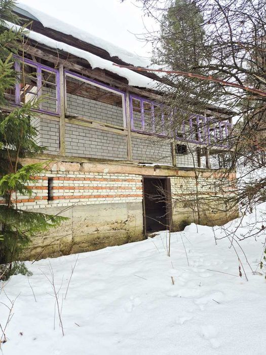 Будинок з ділянкою біля гір