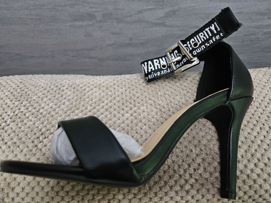 Босоніжки 38 р., на шпильці.