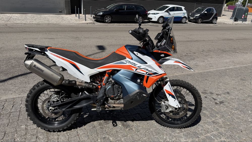 KTM 890 Rally  muito bem equipada