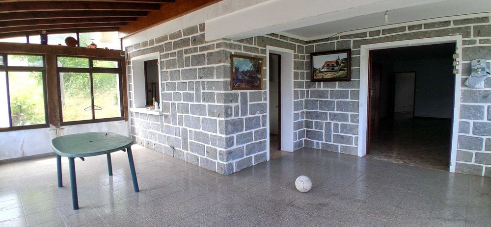 Casa espaçosa com anexos e jardim