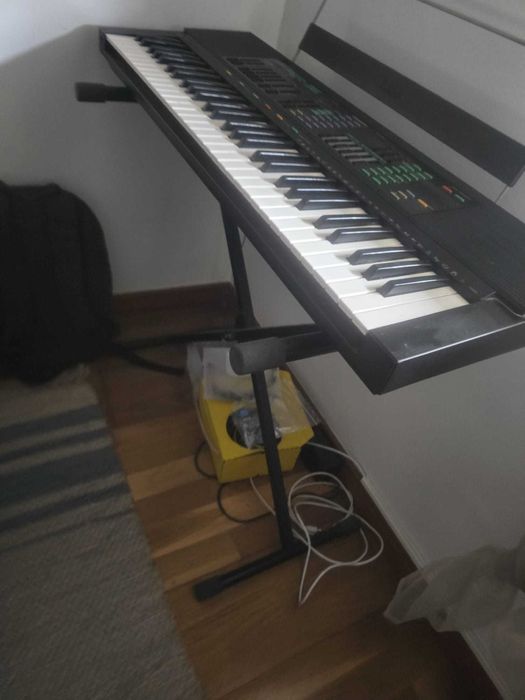Teclado Yamaha PSR-36 com suporte