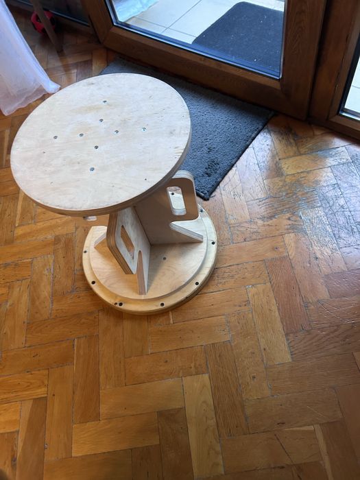 Taboret lub stolik ze sklejki, pila zalana w zywice epoksudowej