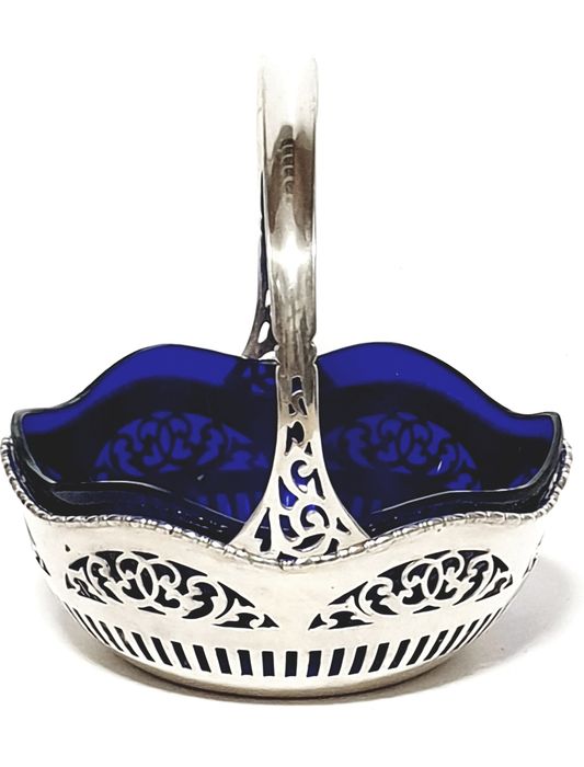 Lindo antigo cesto em prata contrastada com vidro azul cobalto