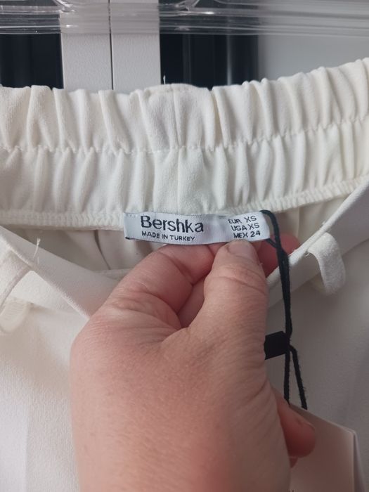 Białe spodnie Bershka z czerwoną lamówką rozm. XS/S