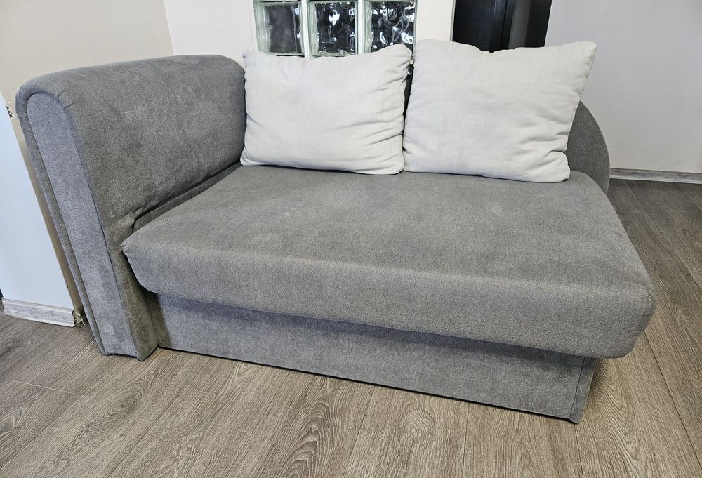 Sofa jednoosobowa z pojemnikiem na pościel.