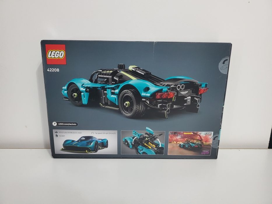 Lego Technic 42208 Aston Martin Valkyrie.