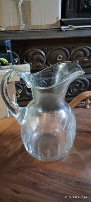 Garrafa e jarro de vidro