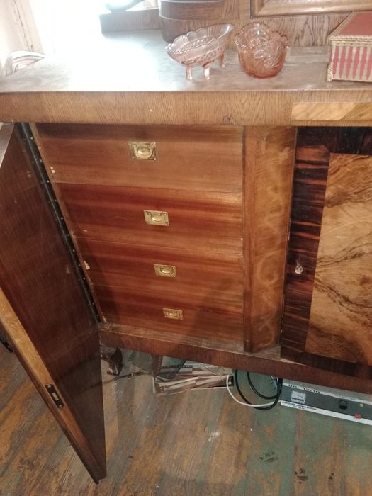 Stary kredens z pomocnikiem