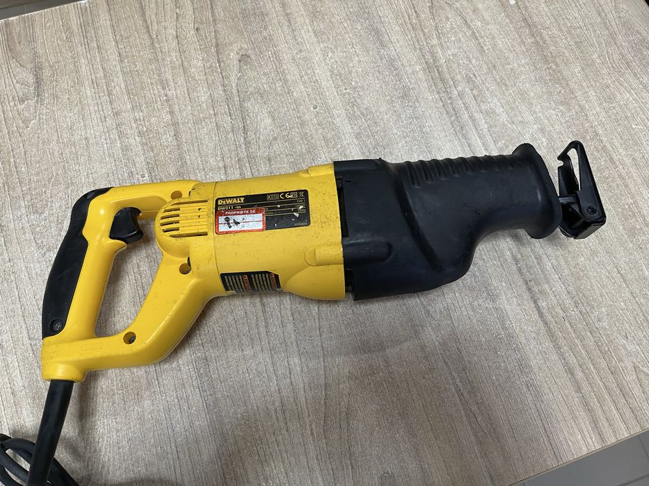 Dewalt DW311 / шабельна пила Девольт 1200W