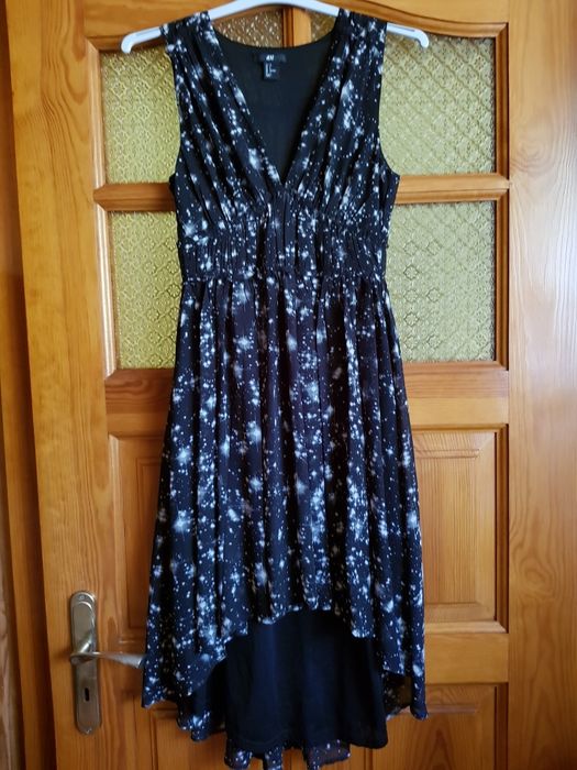 Piekna sukienka czarno biala dluzszy tył  SM z H&M