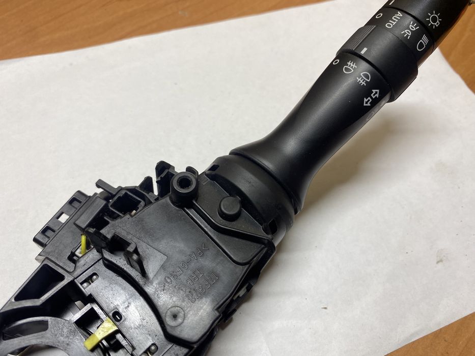 Подрулевой переключатель поворотов Toyota Avensis т27 Corolla Verso