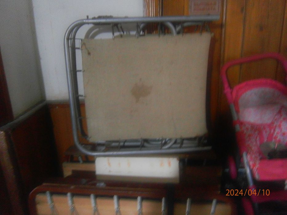 кровать односпальная.