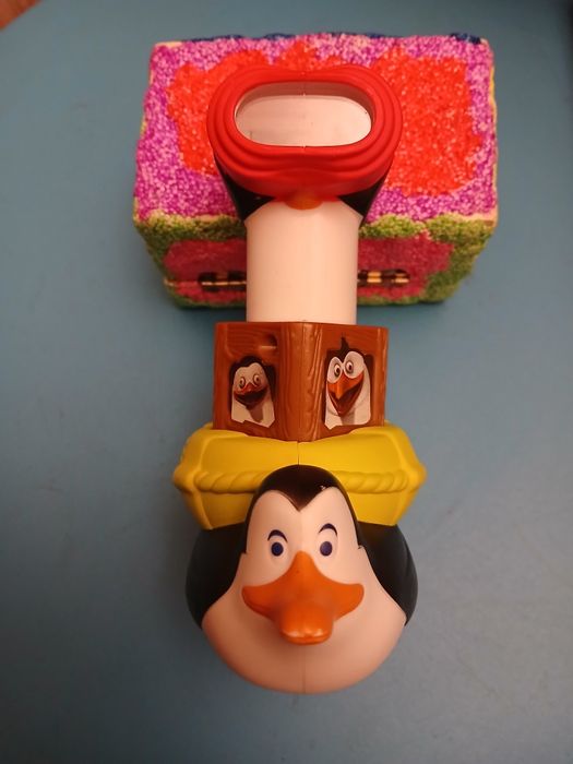 Pingwiny z madagaskaru z lunetą