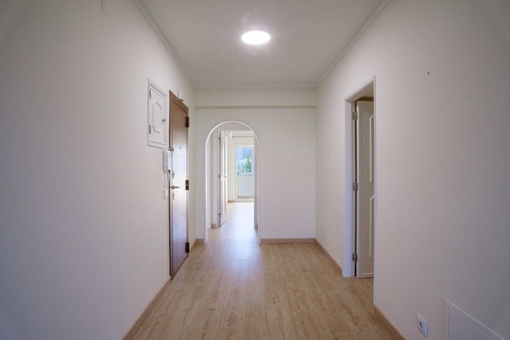 T3 renovado c/ garagem + carregamento elétrico (Metro C. Militar e Colombo)
