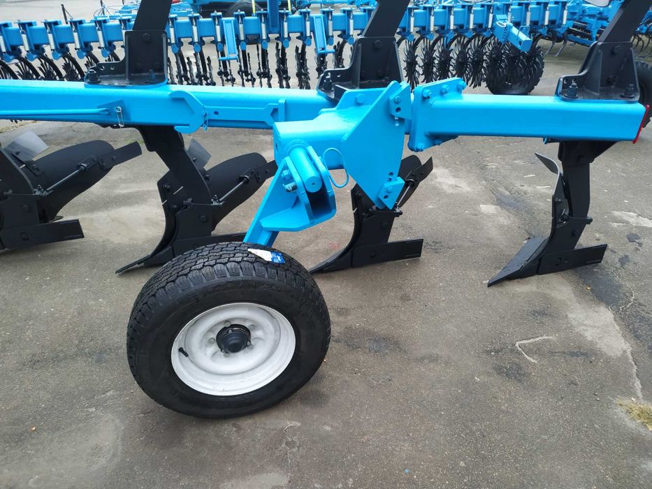 Плуг оборотний напівнавісний ПОН-4 (Уманьферммаш)