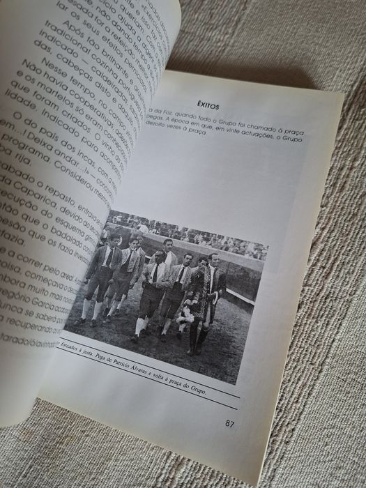 Dois livros antigos sobre Tauromaquia e oferta de 4 bilhetes antigos