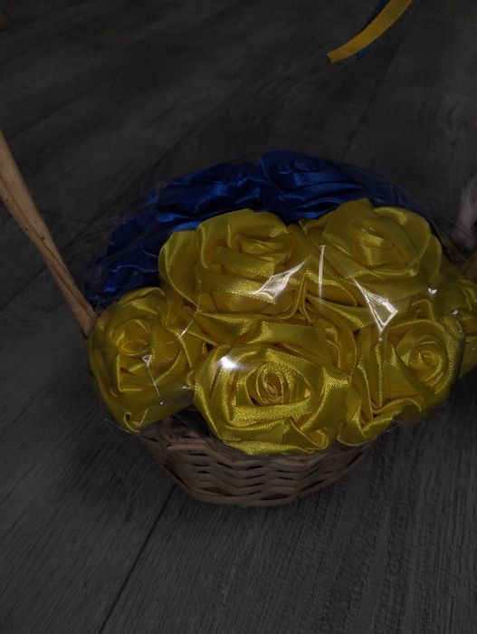 Букетик з атласних стрічок