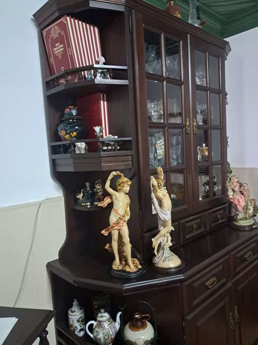 Móvel com cristaleira