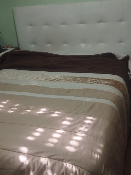 Cama sommier com grande espaço de arrumações