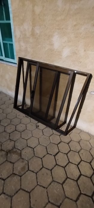 Vendo janelas em alumínio castanho