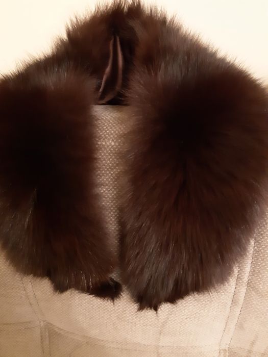 Kołnierz z lisa. Kolor ciemny brąz.
