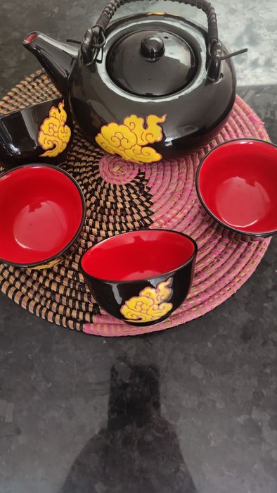 Conjunto bule e quatro taças de chá