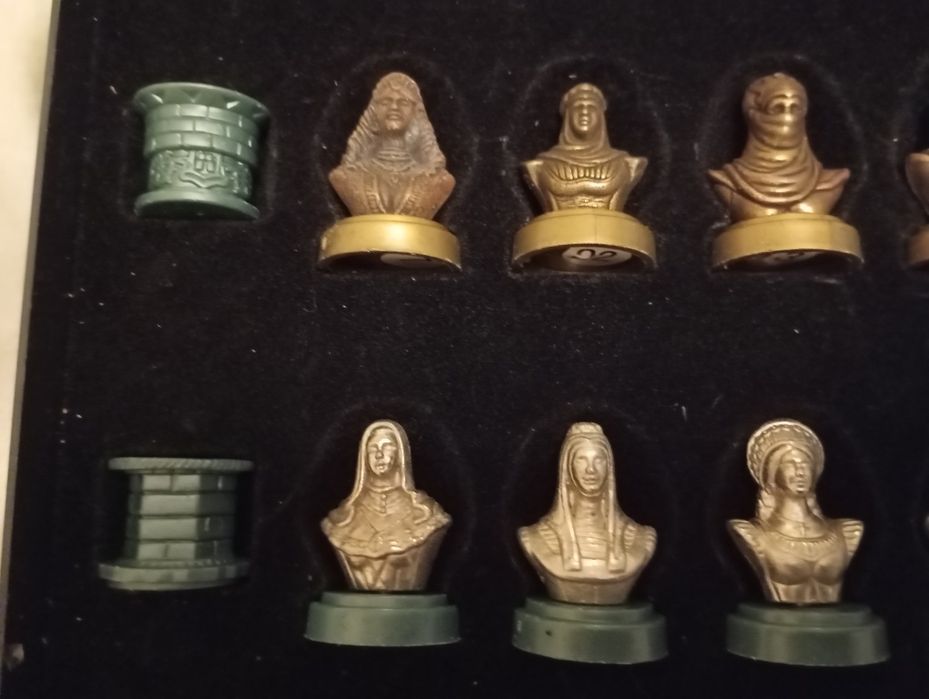 Tabuleiro de damas com peças em metal e tema de mouros vs cristãos