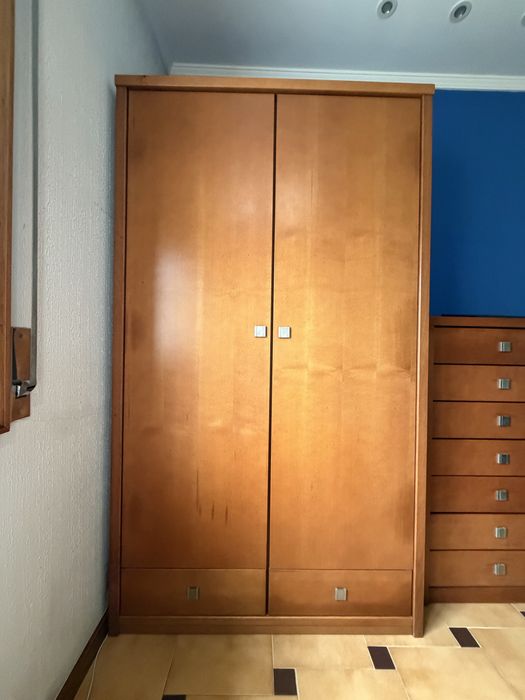 Quarto completo em madeira - roupeiro, cama com gaveta, secretária